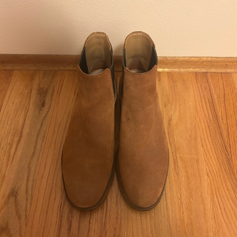 Clark’s Chelsea Boots - Size 10.5 - Tan